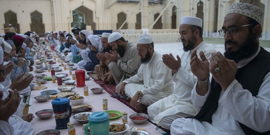 Kebersamaan Umat Muslim Pakistan saat Berbuka Puasa