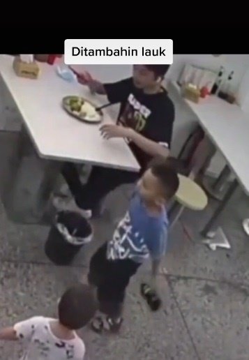 momen makanan pria kejatuhan sandal bocah