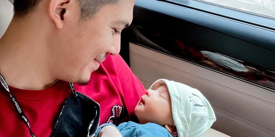 Ekspresi Irwansyah saat Tidur Bareng Baby Ukkasya, Gayanya Sama Bikin Gemas