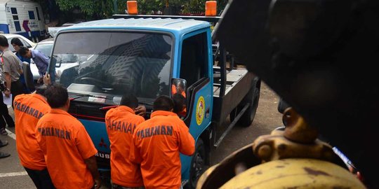 Polisi Tangkap Petugas Derek Liar Paksa Sopir Truk di Tol Halim