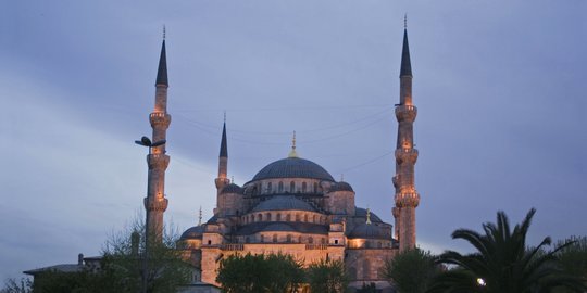 Doa Masuk Keluar Masjid yang Perlu Diketahui beserta Latin dan Artinya