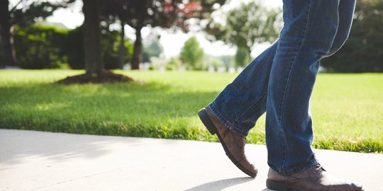 Bahaya dari Menggunakan Sepatu dengan Ukuran Terlalu Besar