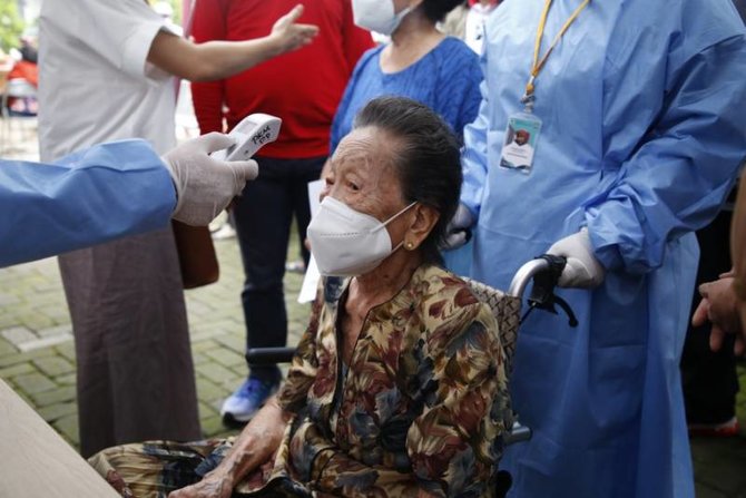 oma inna lansia tertua di kota tangerang yang menerima vaksin covid 19