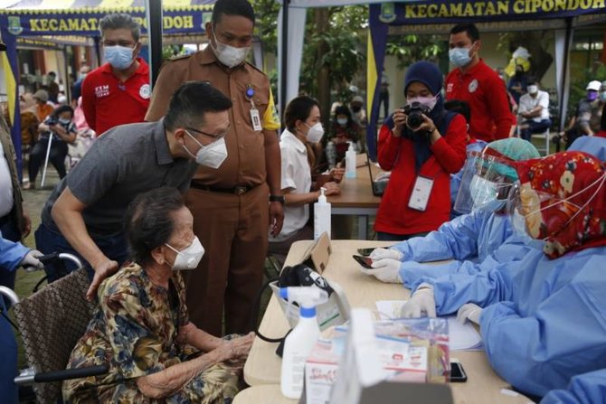 oma inna lansia tertua di kota tangerang yang menerima vaksin covid 19