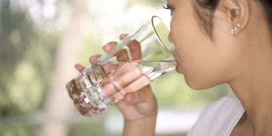 Aturan Minum Air Putih 8 Gelas Selama Puasa, Cegah Dehidrasi