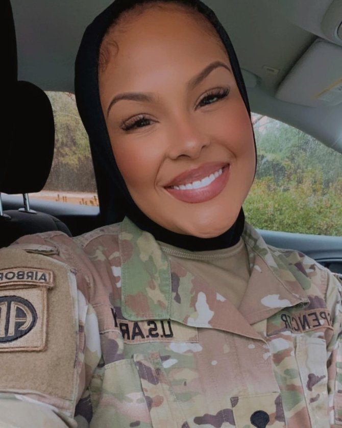 tentara muslim amerika jadi wanita berhijab pertama lulus airborne