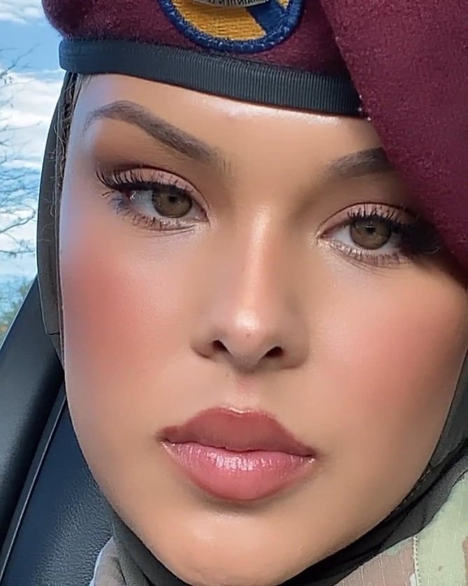 tentara muslim amerika jadi wanita berhijab pertama lulus airborne