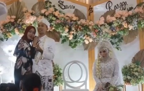 viral pengantin pria foto mesra sama cewek lain di pelaminan istri cuma duduk terdiam