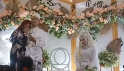 viral pengantin pria foto mesra sama cewek lain di pelaminan istri cuma duduk terdiam