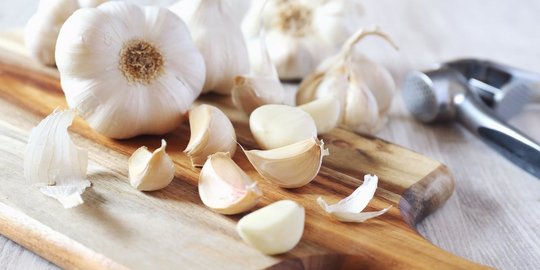 10 Manfaat Bawang Putih Rebus Bagi Tubuh Ampuh Turunkan Kolesterol Merdeka Com