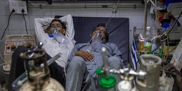 RS di India Krisis, Satu Tempat Tidur untuk Dua Pasien Covid-19