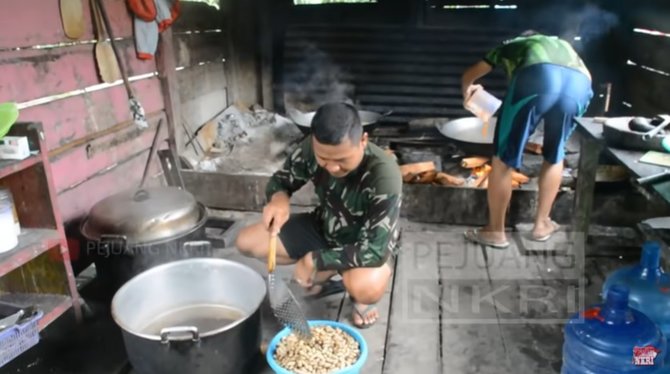 anggota tni di perbatasan makan ayam ikan sudah mewah banget menu 039bintang lima039