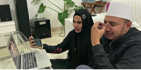 Potret Kartika Putri dan Habib Usman Video Call dengan Ipeh di Yaman, Bikin Haru