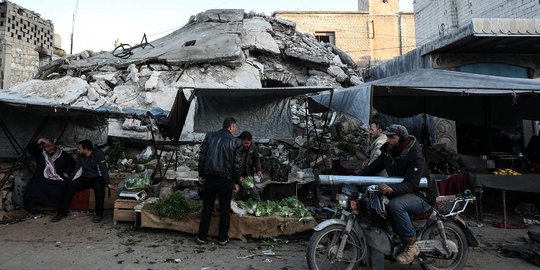 Berburu Makanan Buka Puasa di Antara Reruntuhan Suriah