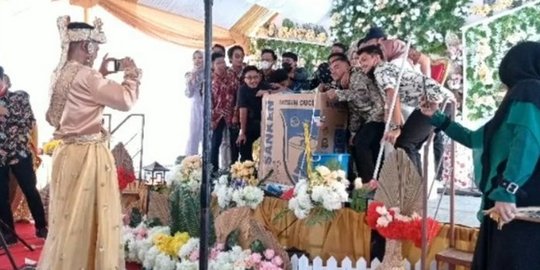 Bikin Ngakak, Pengantin Pria Ini Malah jadi 'Tukang Foto' di Hari Pernikahannya