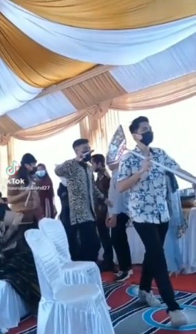 pengantin pria ini malah jadi 039tukang foto039 di hari pernikahannya