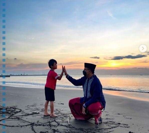 anies baswedan di pantai teluk penyu