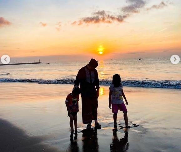 anies baswedan di pantai teluk penyu