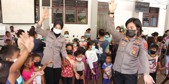 Aksi Polwan Polda NTT Beri Trauma Healing ke Anak Korban Badai Seroja