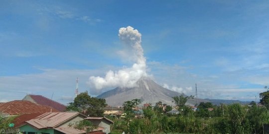 Gunung Sinabung Erupsi, Lontarkan Abu Vulkanis Setinggi 1.500 Meter