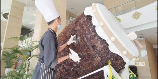 Hotel di Sukoharjo Hadirkan Bedug Raksasa Berhias 2.500 Kue Kembang Goyang