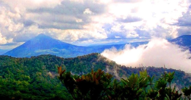 tantang andrenalin ini 3 wisata gunung di sumut yang wajib dicoba pendaki