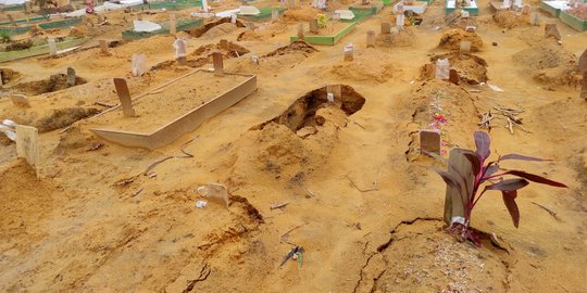 Puluhan Makam di TPU Payung Sekaki Pekanbaru Amblas