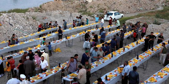 Kebersamaan Warga Irak Buka Puasa di Reruntuhan Mosul