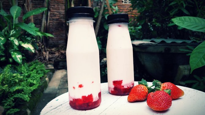 ilustrasi korean strawberry milk latte