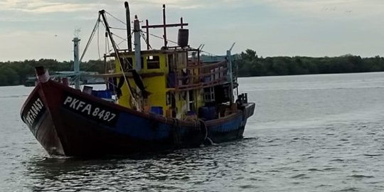 KKP Sergap Kapal Ikan Ilegal Berbendera Malaysia di Selat Malaka