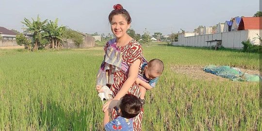 Berstatus Istri Pangeran, Vicky Shu Enjoy Bergaya Wanita Desa Gendong Anak di Sawah