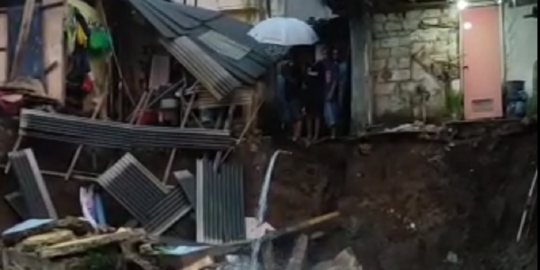 Longsor Dekat Proyek Jalur Ganda Kereta Bogor-Sukabumi, 2 Rumah Warga Hancur