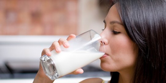 5 Manfaat Minum Susu Sebelum Tidur, Bantu Tubuh Lebih Rileks & Tidur Nyenyak