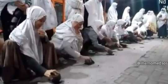 Viral Video Para Santriwati Ramai-Ramai Hancurkan HP Pakai Batu, Aksinya jadi Sorotan