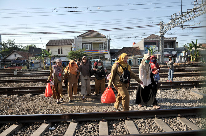 warga nekat menyeberangi jalur kereta api
