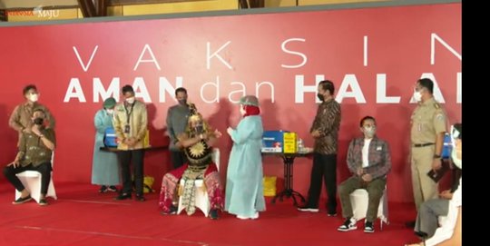 Didampingi Anies, Presiden Jokowi Tinjau Vaksinasi untuk 500 Pekerja Seni