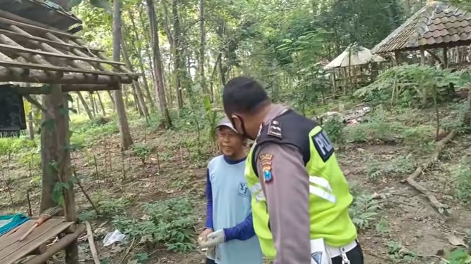 usia 60 tahun masih membujang pria ini pilih tinggal di tengah hutan bersihkan makam