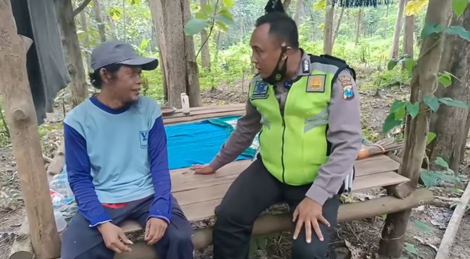 usia 60 tahun masih membujang pria ini pilih tinggal di tengah hutan bersihkan makam