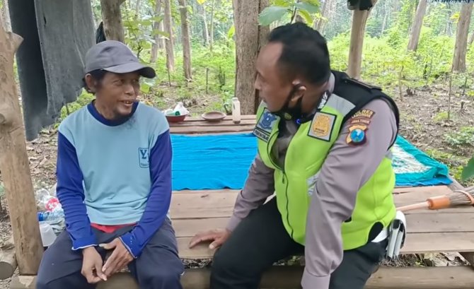 usia 60 tahun masih membujang pria ini pilih tinggal di tengah hutan bersihkan makam