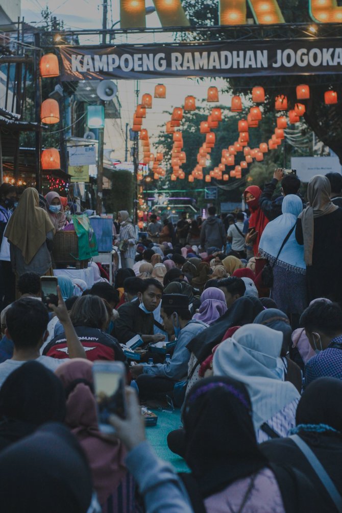 berburu takjil di kampung ramadan jogokariyan