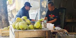 Banyak Diburu Saat Puasa Kelapa Bakar Khas Garut Ternyata Punya Khasiat Ini Merdeka Com