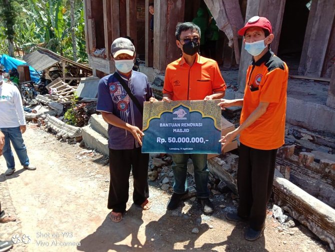 pos indonesia salurkan bantuan kepada korban bencana di lumajang
