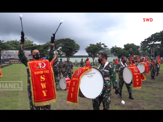 momen mayjen maruli menantu menko luhut main drumband