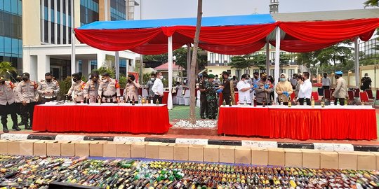 Polres Tangsel Musnahkan 4.000 Botol Miras dan Ratusan Knalpot Bising Hasil Razia