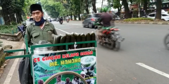 Belajar dari Buku, Penjual Es di Bogor Ini Fasih 4 Bahasa Sampai Diajak ke Inggris