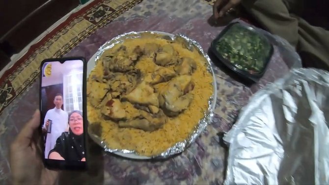 melly goeslaw traktir tki amp petugas kebersihan di mekkah buka puasa