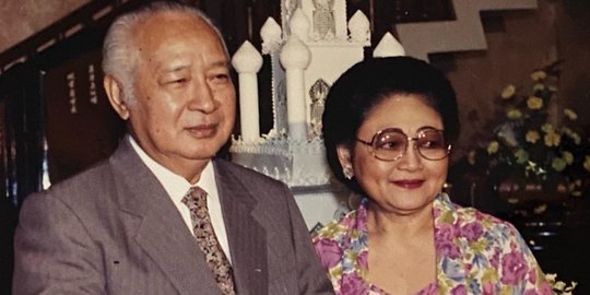 Jarang Terpublikasi, Ini Potret Presiden Soeharto Pukul Beduk Sambil Takbiran