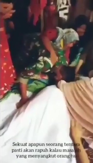 anggota tni menangis di samping jenazah ibunya