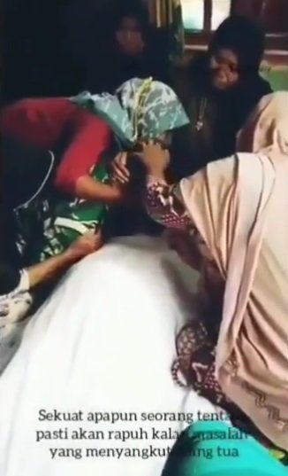 anggota tni menangis di samping jenazah ibunya