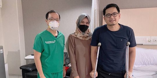 Potret Tommy Kurniawan Kini Jalan Pakai Tongkat Usai Jalani Operasi, Sakit Apa?